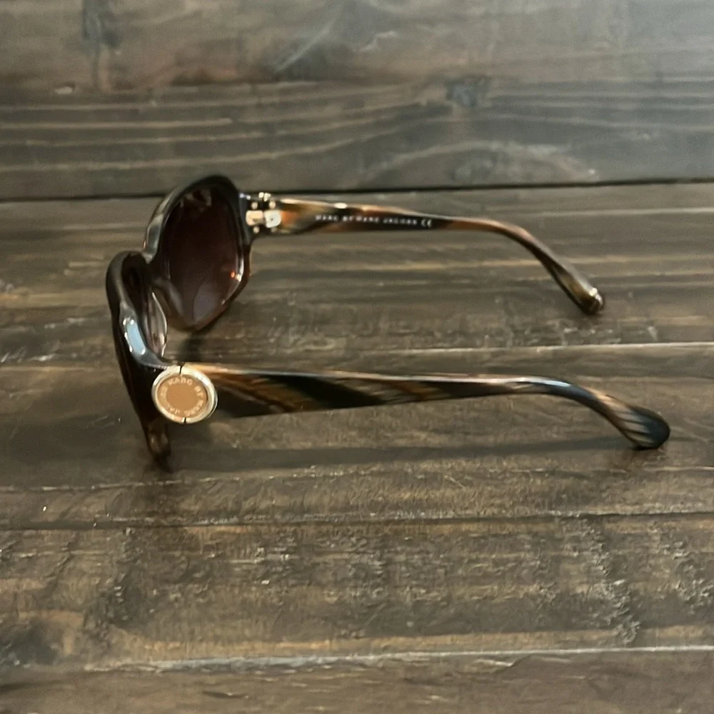 MARC BY MARC JACOBS SUNGLASSES W/ BRANDED CASE - Picture 5 of 10